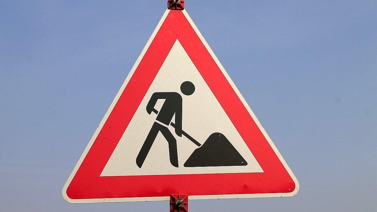 Ein Baustellenstraßenschild vor blauem Himmel. © Pixabay