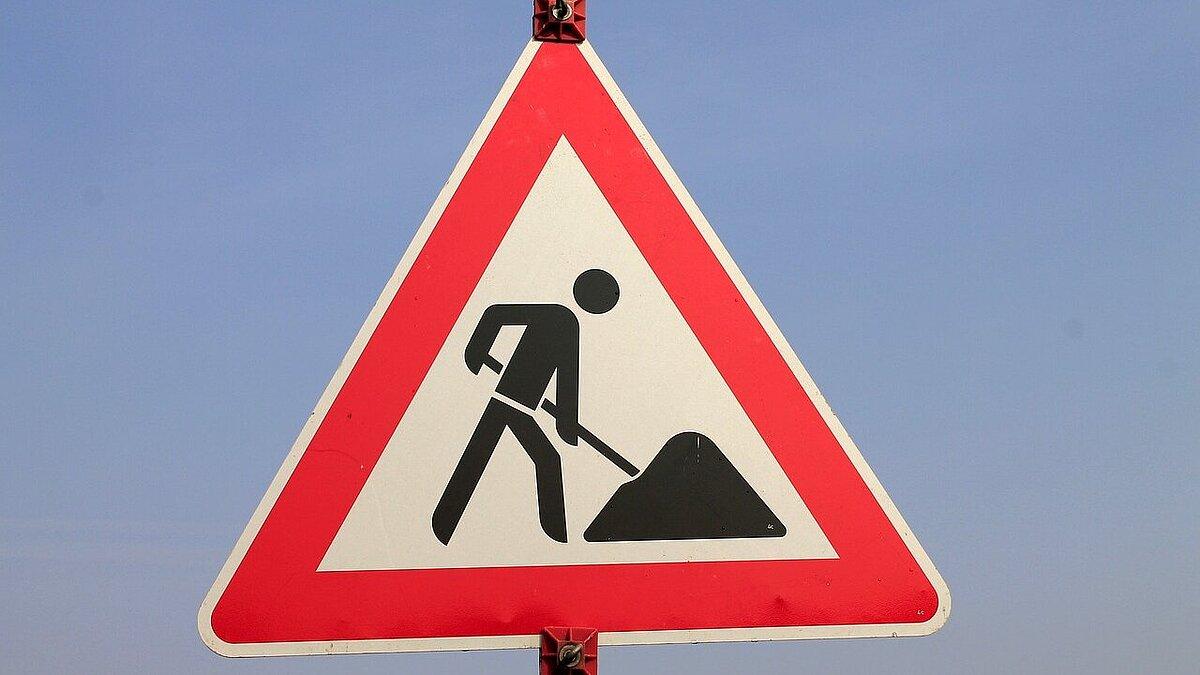 Ein Baustellenstraßenschild vor blauem Himmel. © Pixabay