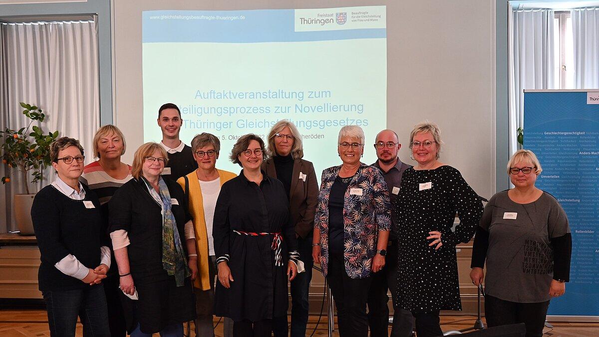 Zum Workshop in Erfurt zum Thema Gesetzesnovelle waren hier mit dabei (Foto v.r.): die GBs Ursel Kittlaus aus Weimar, Catrin Heinrich aus Gera sowie Dr. Arn Sauer von der Bundesstiftung Gleichstellung Berlin, die GBs Dr. Kerstin Haupt aus Jena, Gabi Ohler für das Land Thüringen, die Thüringer Frauenministerin Heike Werner, die GBs Stefanie Müller aus Nordhausen, Martin Reinhardt aus dem Weimarer Land, Ulrike Quentel aus Eisenach, Cornelia Weigardt aus Mühlhausen und Silvia Wille aus Apolda.. © Thüringer Ministerium für Arbeit, Soziales, Gesundheit, Frauen und Familie