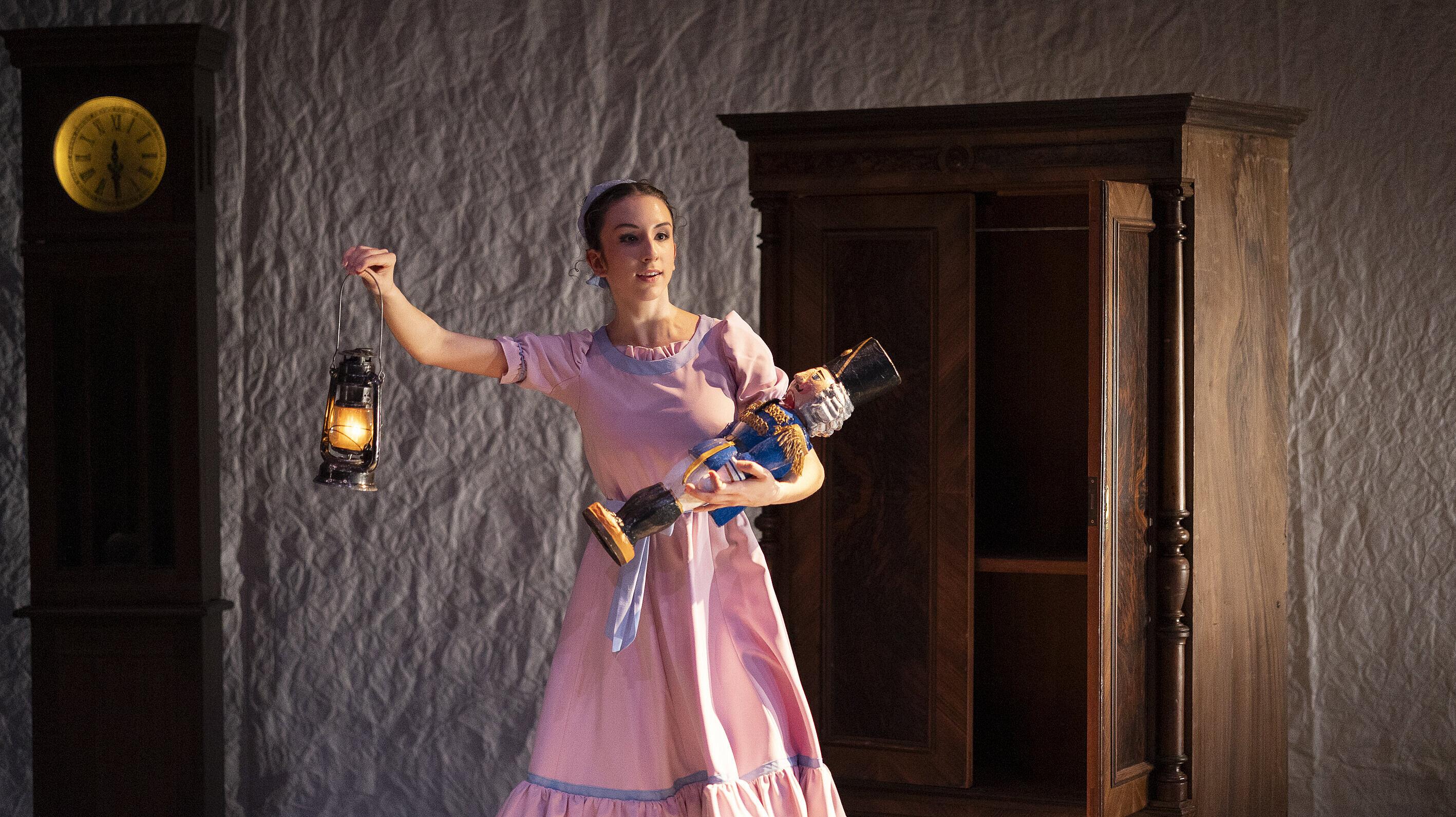 Werbebild „Der Nussknacker – Clara und die Kristallkugel“.