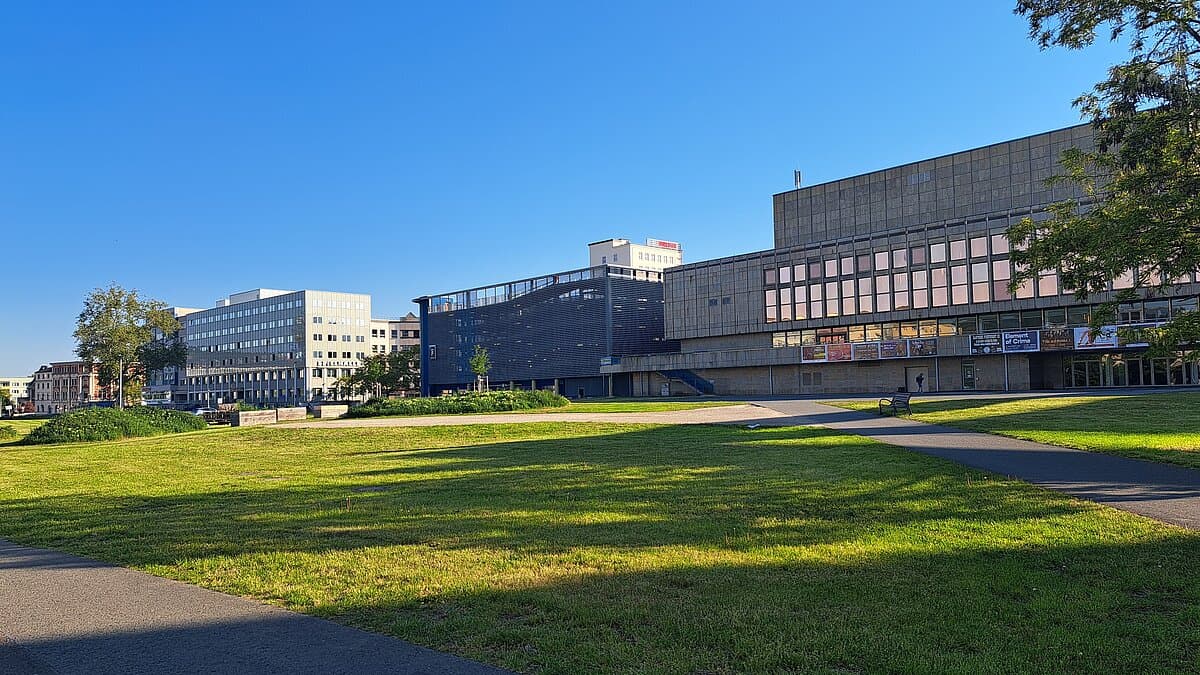 Eine große Rasenfläche vor dem KuK. © Stadt Gera