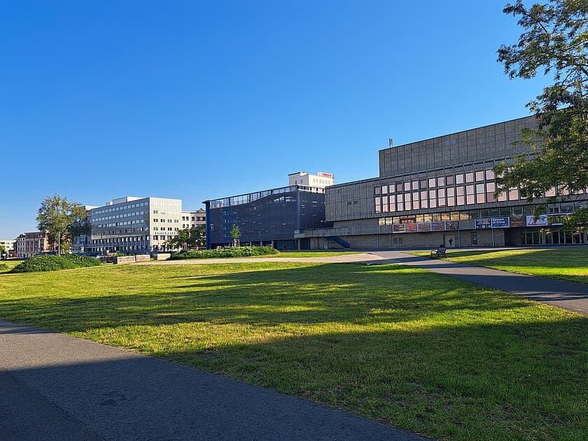 Eine große Rasenfläche vor dem KuK. © Stadt Gera