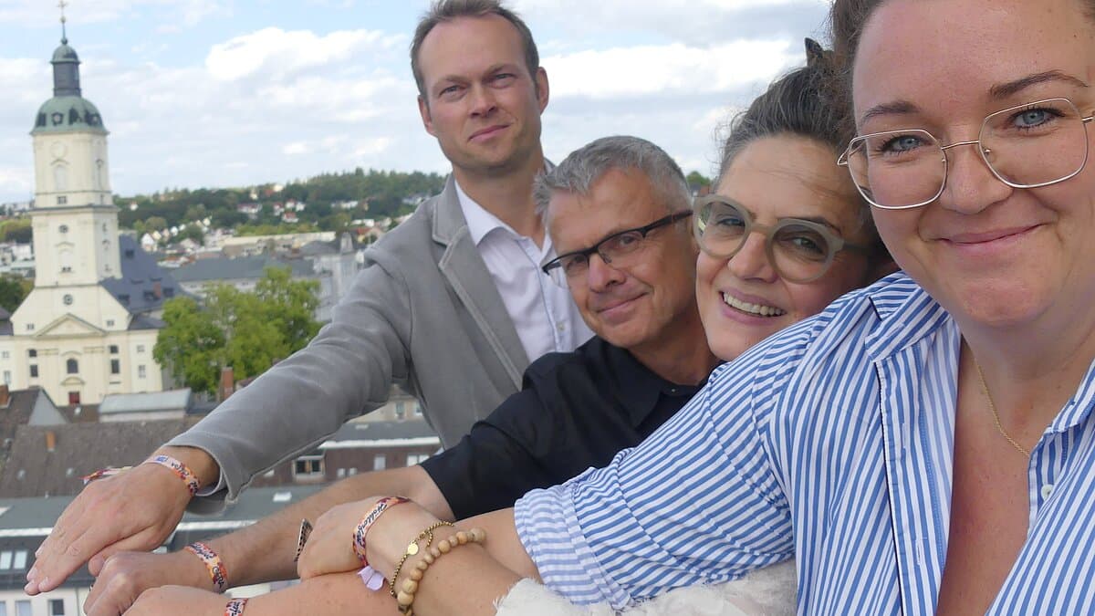 Lars Ziegler (Centermanager Gera Arcaden), Steffen Kühn (Kulturamt Gera), Brit Heinig (Innenstadtbeirat) und Saskia Beyer (adhoc-Geschäftsführerin) (v.l.), präsentieren das Höhlerfestbändchen. © Stadt Gera