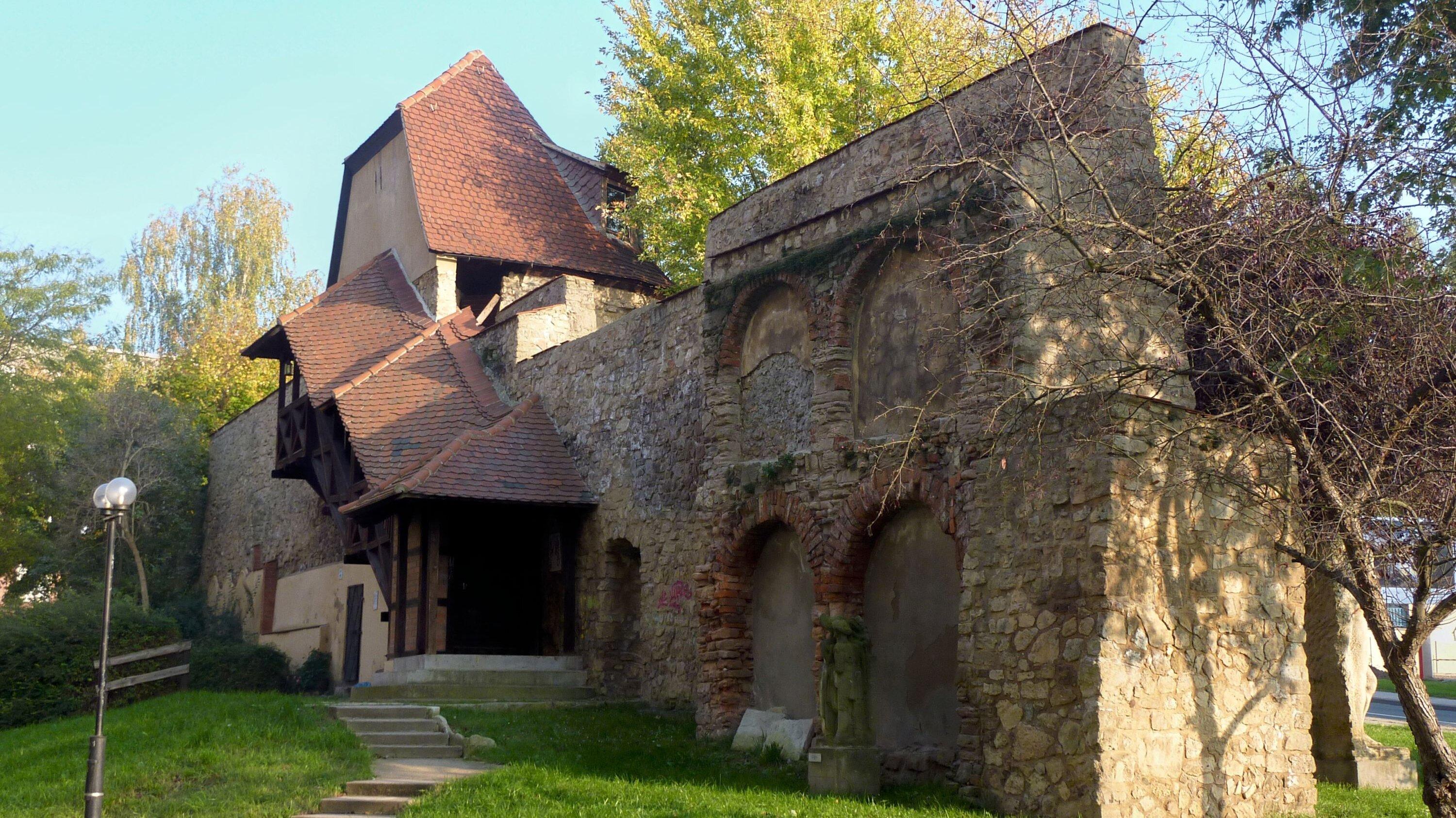 Die Stadtmauer befindet sich am Stadtgraben, im Zentrum Geras.. © Sigrid Schädlich