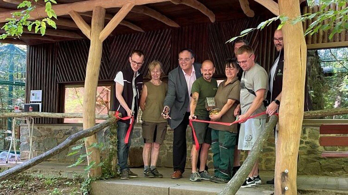 Personen schneiden vor einer Tieranlage ein rotes Band durch. © Stadtverwaltung Gera