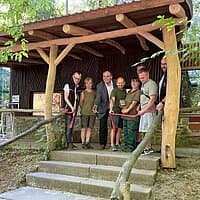 Personen schneiden vor einer Tieranlage ein rotes Band durch. © Stadtverwaltung Gera