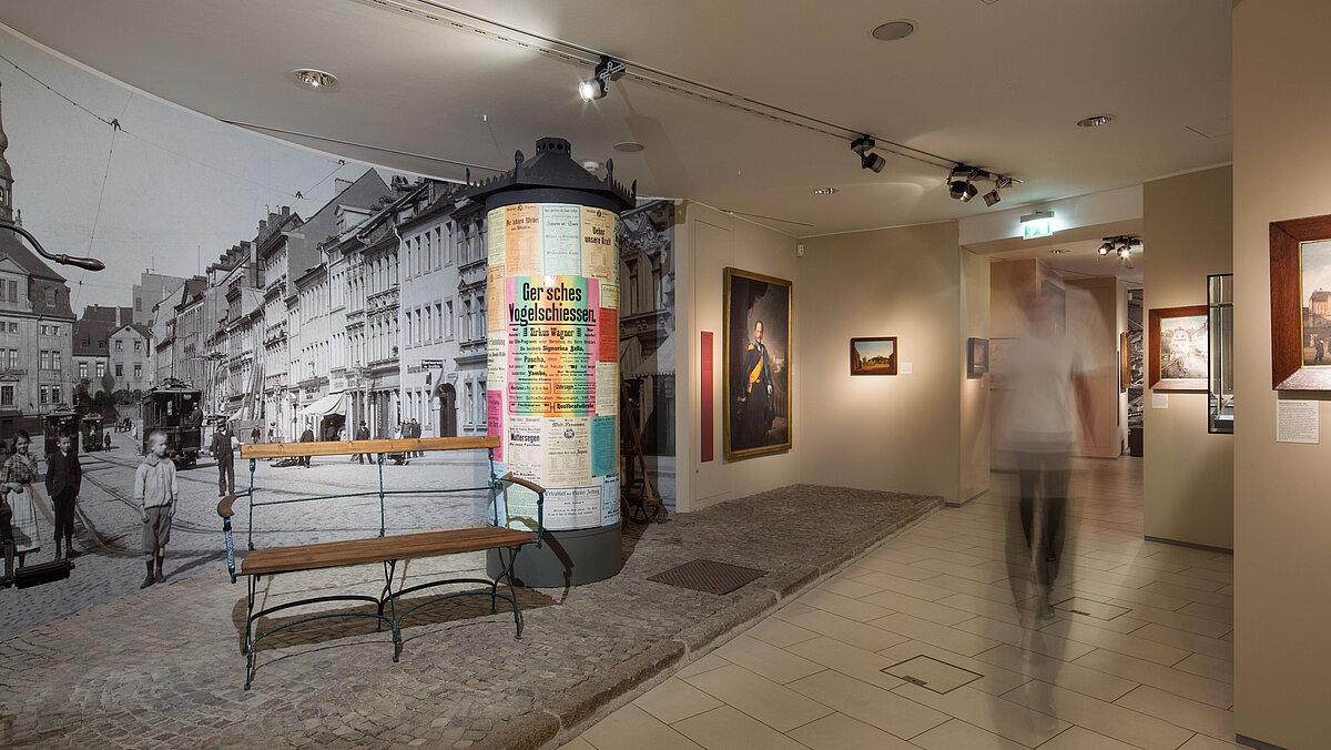 Blick in die Ausstellung - Straßeninzenierung mit Großfoto der Heinrichstraße um 1900, Hochrad und Litfaßsäule. © Steffen Weiß