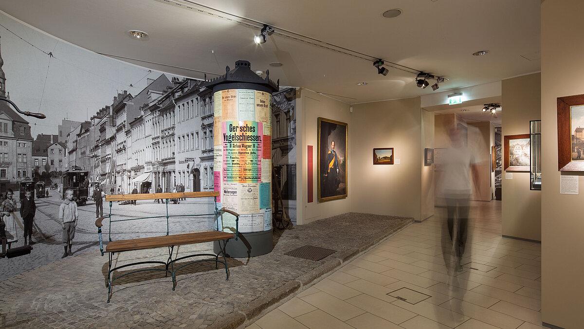 Blick in die Ausstellung - Straßeninzenierung mit Großfoto der Heinrichstraße um 1900, Hochrad und Litfaßsäule