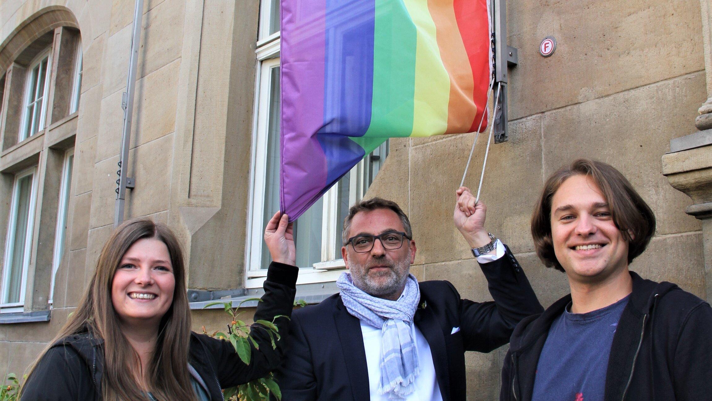 Oberbürgermeister Julian Vonarb sowie Charline Köhler und Felix Bieck vom Vorstand CSD-Verein Gera. © Stadt Gera