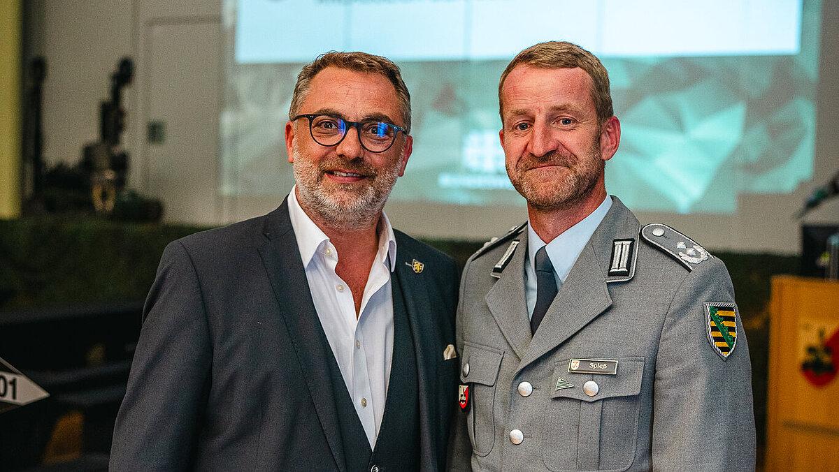 Oberbürgermeister Julian Vonarb und Soldat Spieß. © Stadt Gera