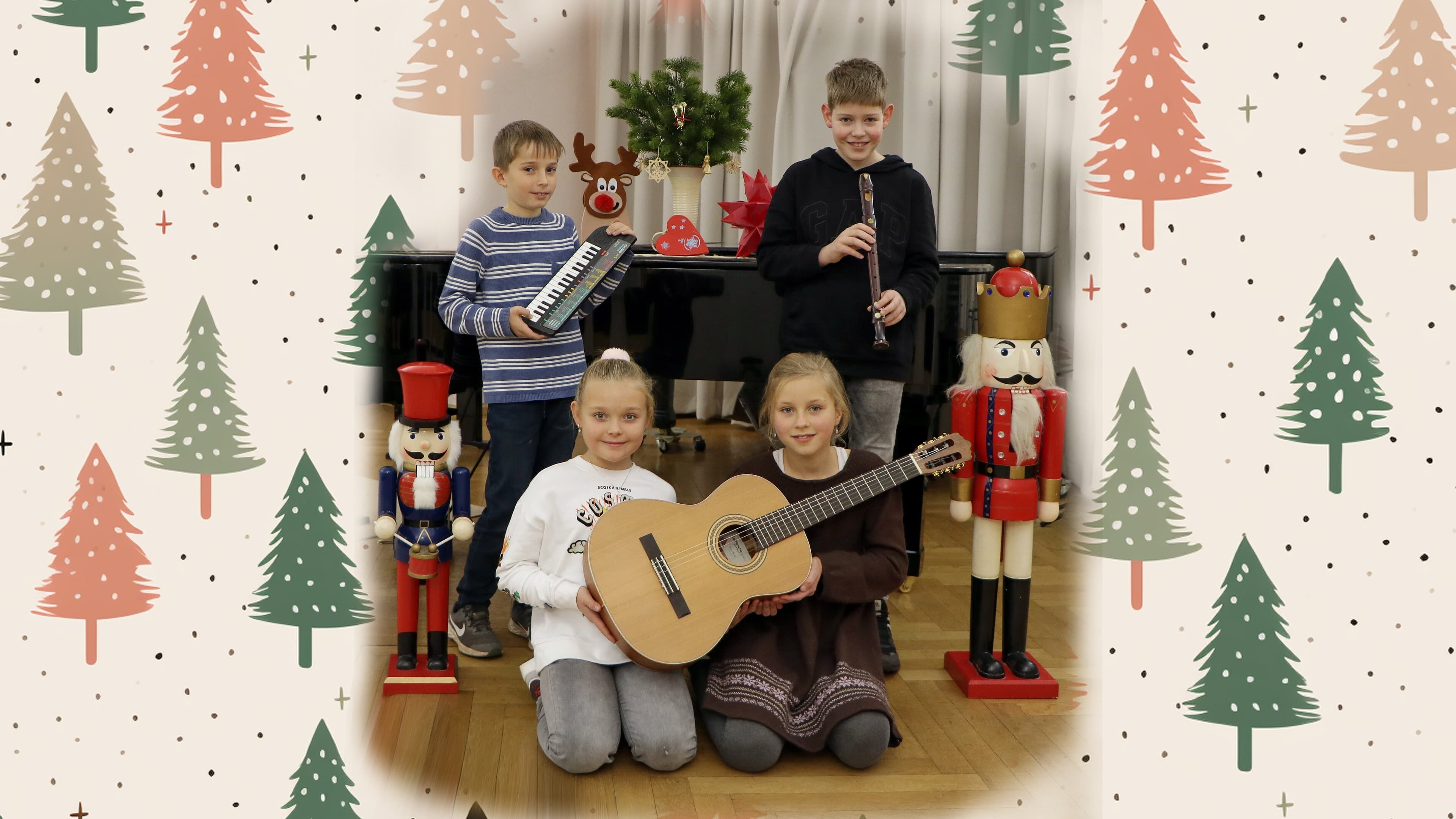4 Kinder mit Instrumenten vor weihnachtlichem Hintergrund. © Stadt Gera / Th.Sehnert