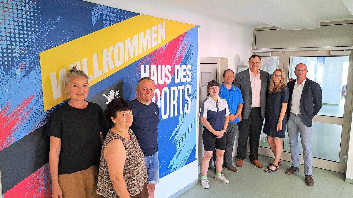 Acht Menschen, die vor einer Wand mit der Aufschrift "Haus des Sports" stehen. © Stadt Gera