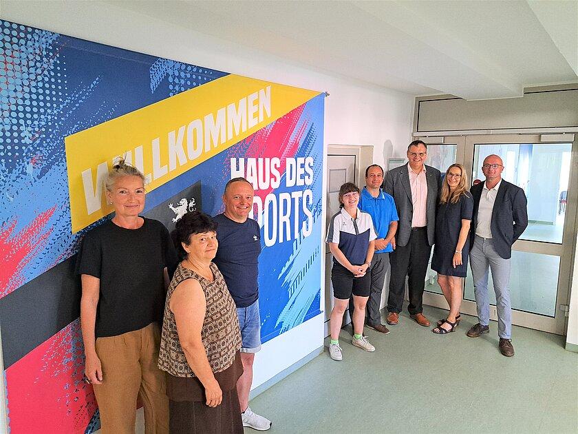 Acht Menschen, die vor einer Wand mit der Aufschrift "Haus des Sports" stehen. © Stadt Gera