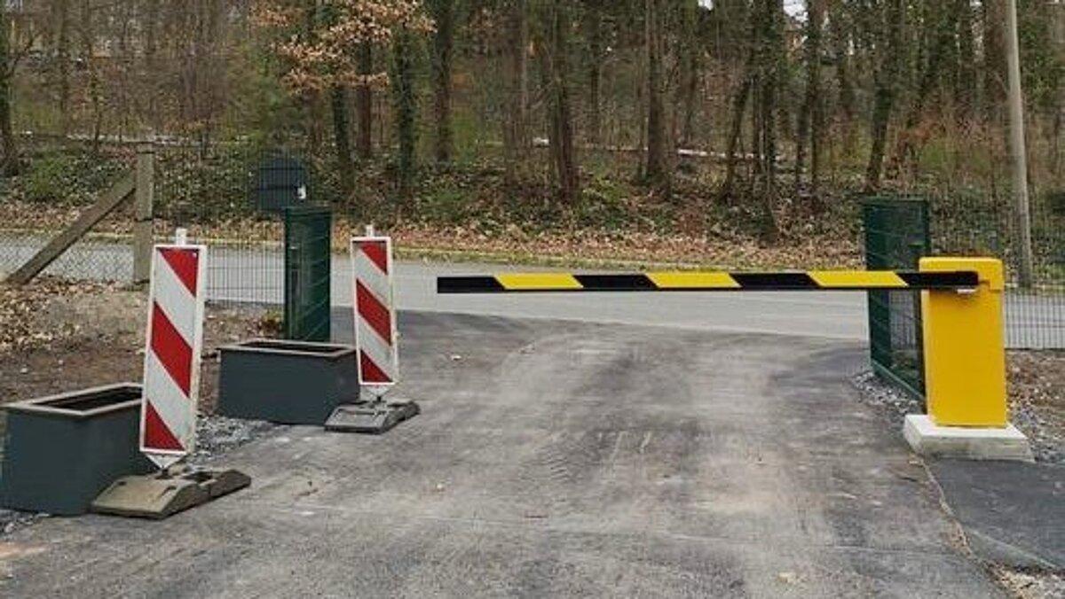 Eine frisch gefertigte Straße mit einer Schranke. © Stadt Gera