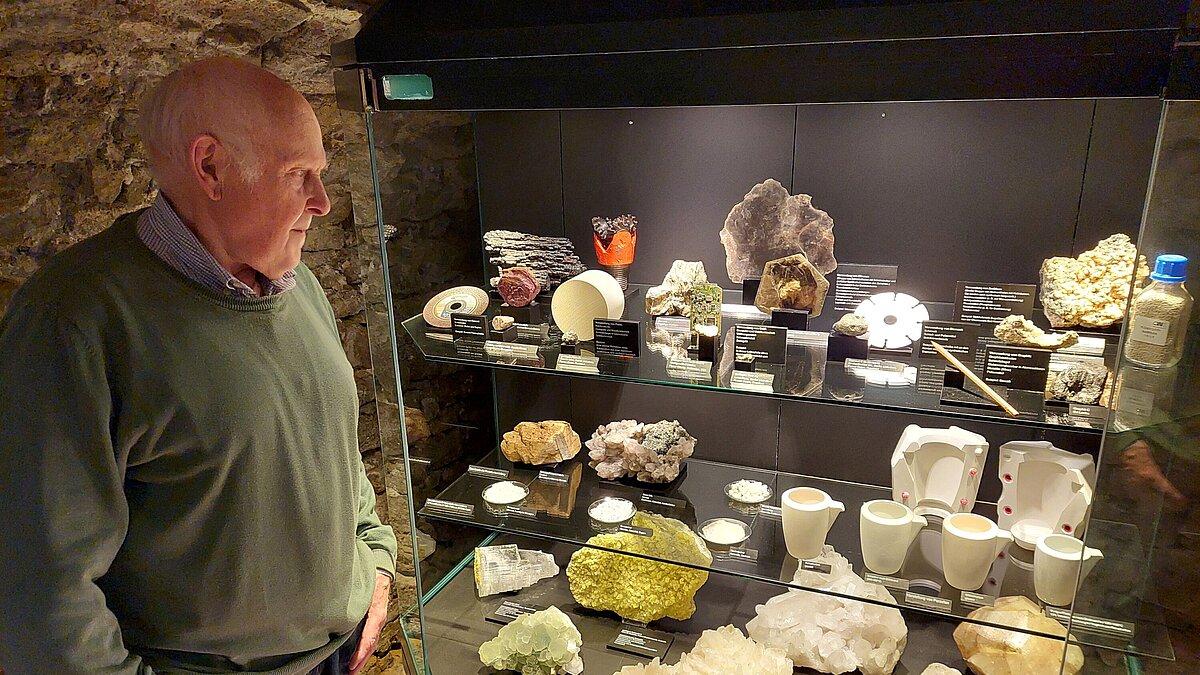 Dr. Ludwig Senf beim letzten prüfenden Blick in das umgestaltete Ausstellungsensemble „Verwendung von Mineralien“. © Stadt Gera