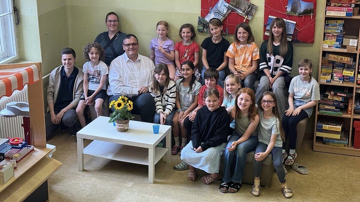Gruppenbild: OB mit Schülern der Schule. © Pfortener Schule