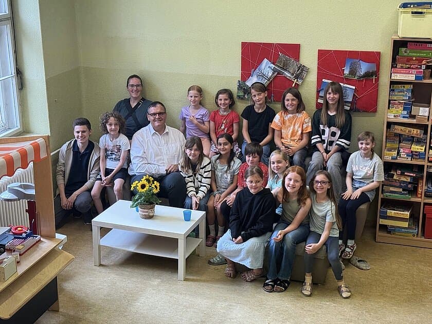 Gruppenbild: OB mit Schülern der Schule. © Pfortener Schule