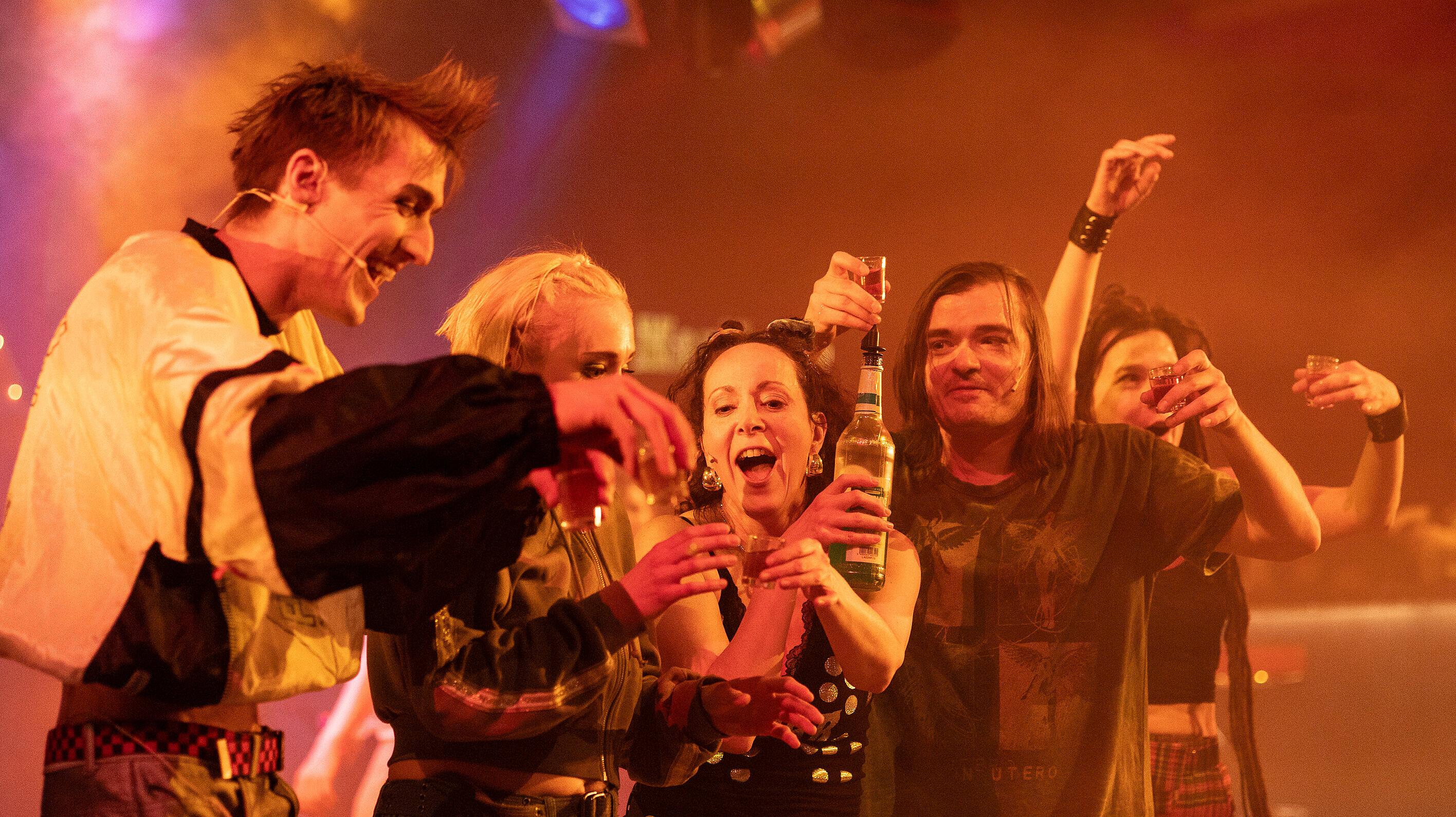 Eine Gruppe von Schaustellern trinken zusammen einen Shot Alkohol. © Theater Altenburg