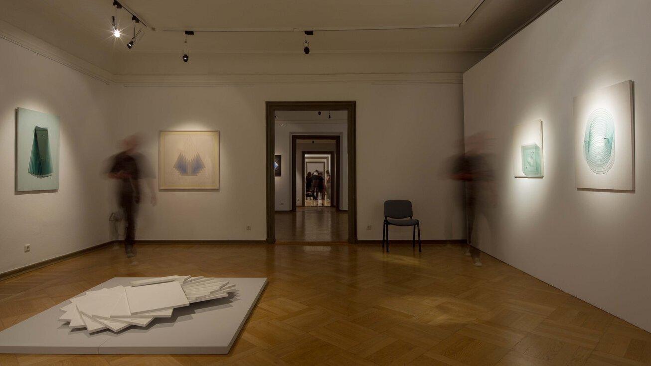 Blick in die Ausstellung "ZEITSCHICHTEN. Karl-Heinz Adler. Werke 1957-2017"