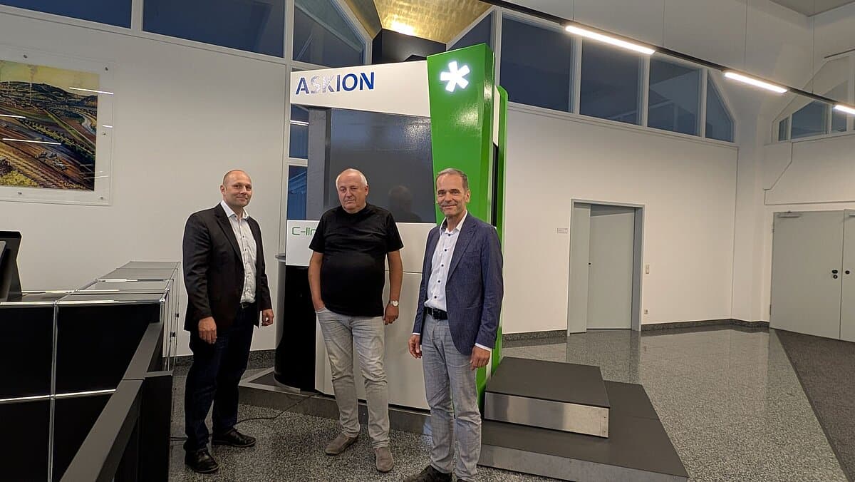 V.l.n.r.b Lutz Doms, Martin Druse, Askion GmbH, Randolf Margull, GWT vor dem im vergangenen Jahr präsentierten kryogenen Lagersystem HS200S2. © GWT