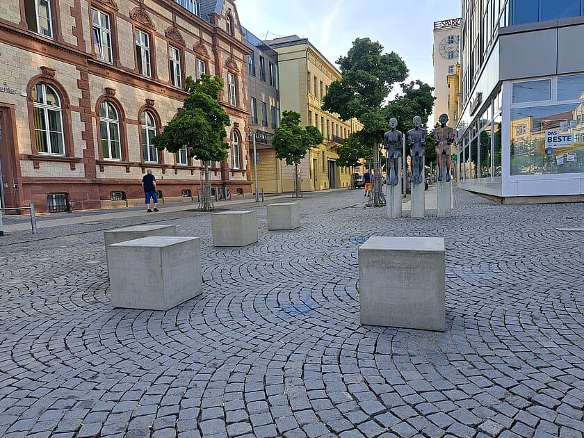 Mehrere Betonquader auf einem öffentlichen Platz. © Stadt Gera