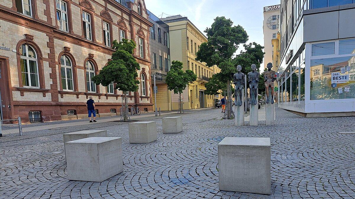 Mehrere Betonquader auf einem öffentlichen Platz. © Stadt Gera