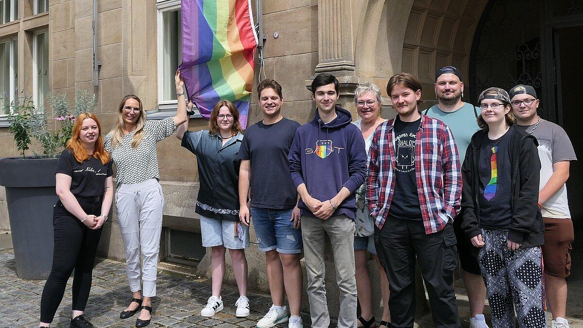 Die Regenbogenflagge wird vor dem Rathaus gehisst.. © Stadt Gera