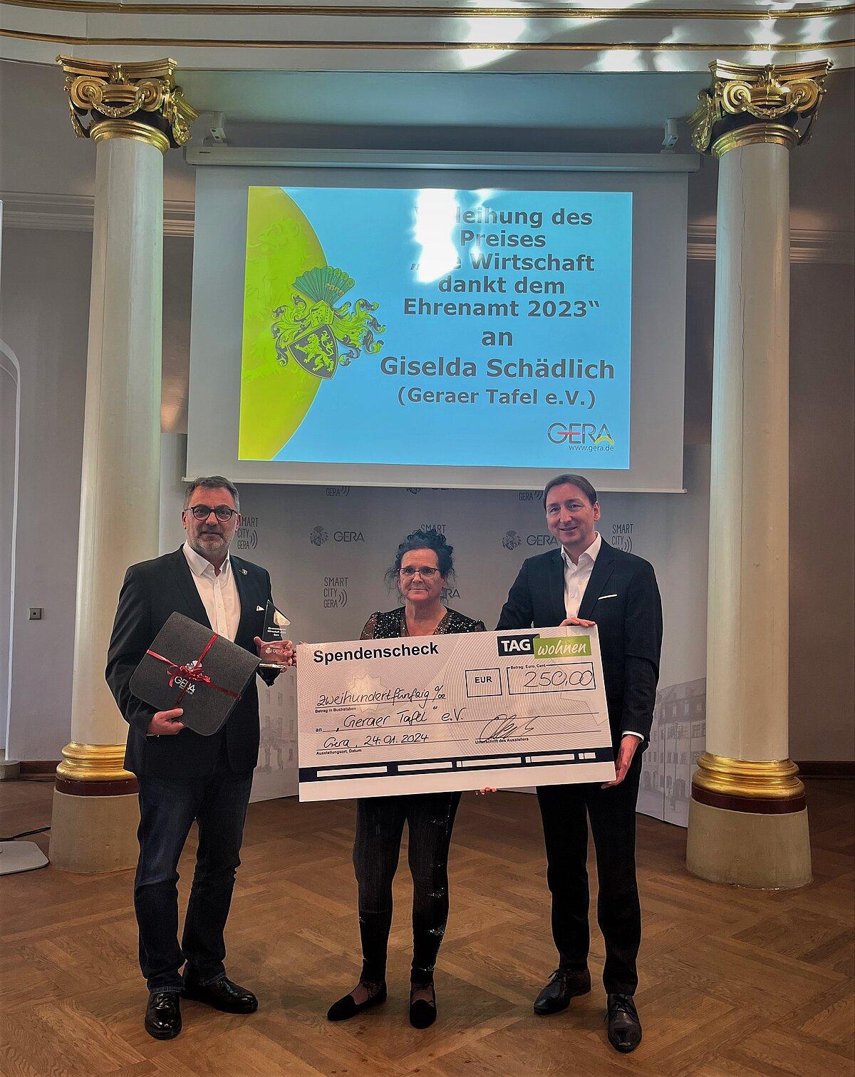 v.l.n.r. Oberbürgermeister Julian Vonarb, Giselda Schädlich und Claudia Oleszak. © Stadt Gera