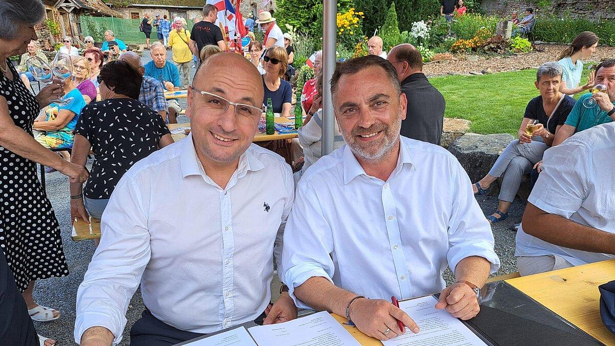 Oberbürgermeister Julian Vonarb und Rabia Berrai, stellvertretender Bürgermeister von Saint Denis, unterschreiben den neuen Städtepartnerschaftsvertrag. © Stadt Gera