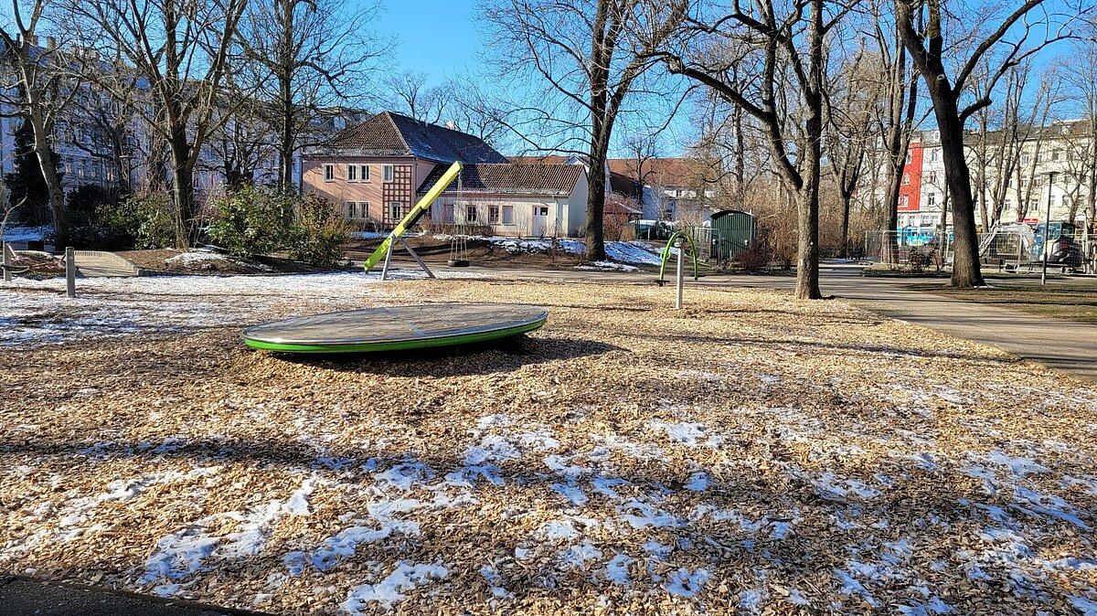 Zwei Spielgeräte eines Spielplatzes auf Mulchbelag. © Stadt Gera