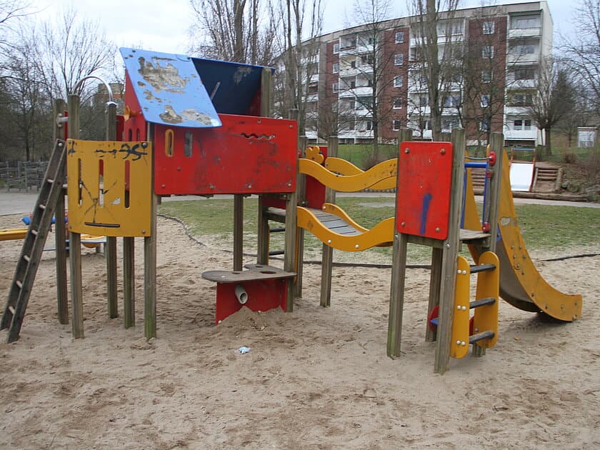 Ein Spielgerät mit mehreren Funktionen auf einem Spielplatz. © Stadt Gera