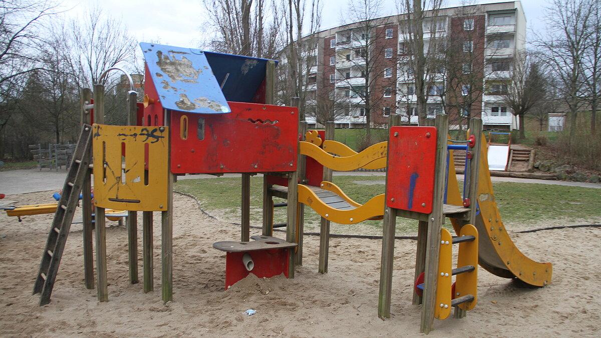 Ein Spielgerät mit mehreren Funktionen auf einem Spielplatz. © Stadt Gera