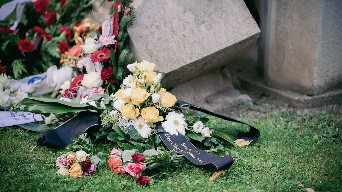 Es liegen bunte Blumensträuße auf dem Boden vor Gestein.. © Tony Matysik / CuatroCeroDesign
