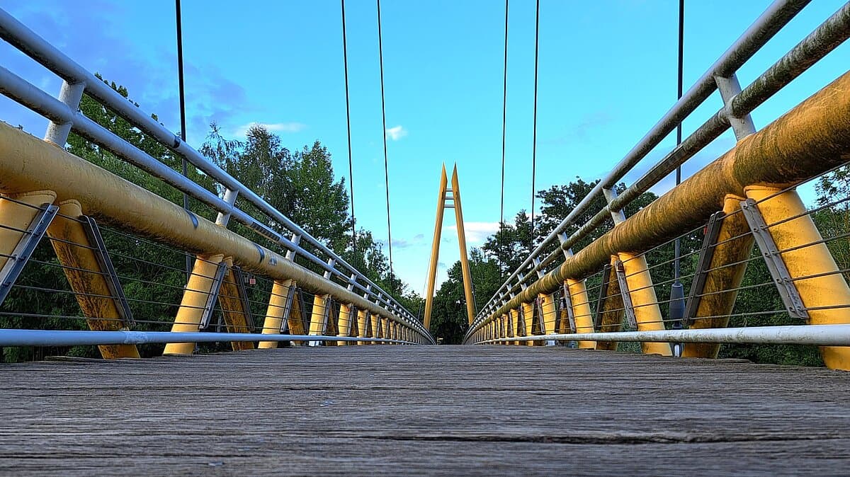 Eine Brücke mit gelben Trägern und Holzboden. © Stadt Gera