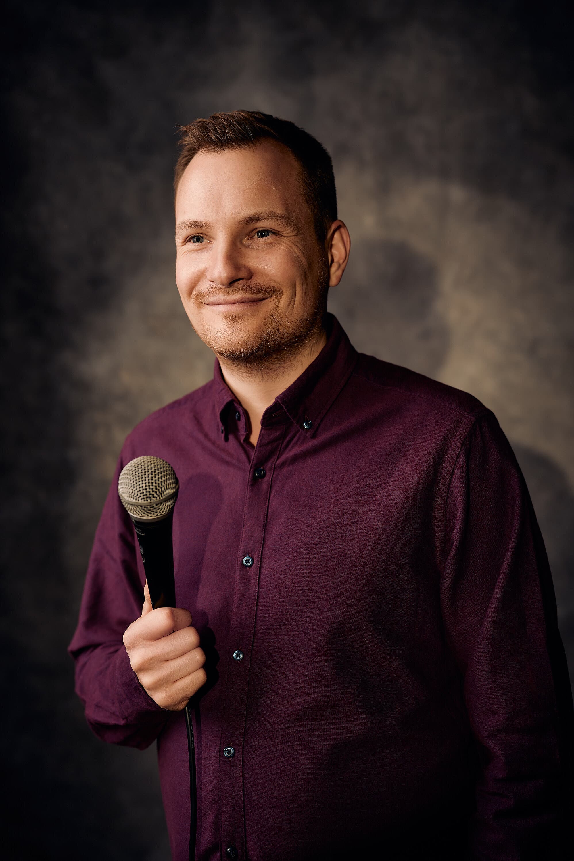 Jakob Schwerdtfeger mit Mikro. © Marvin Ruppert