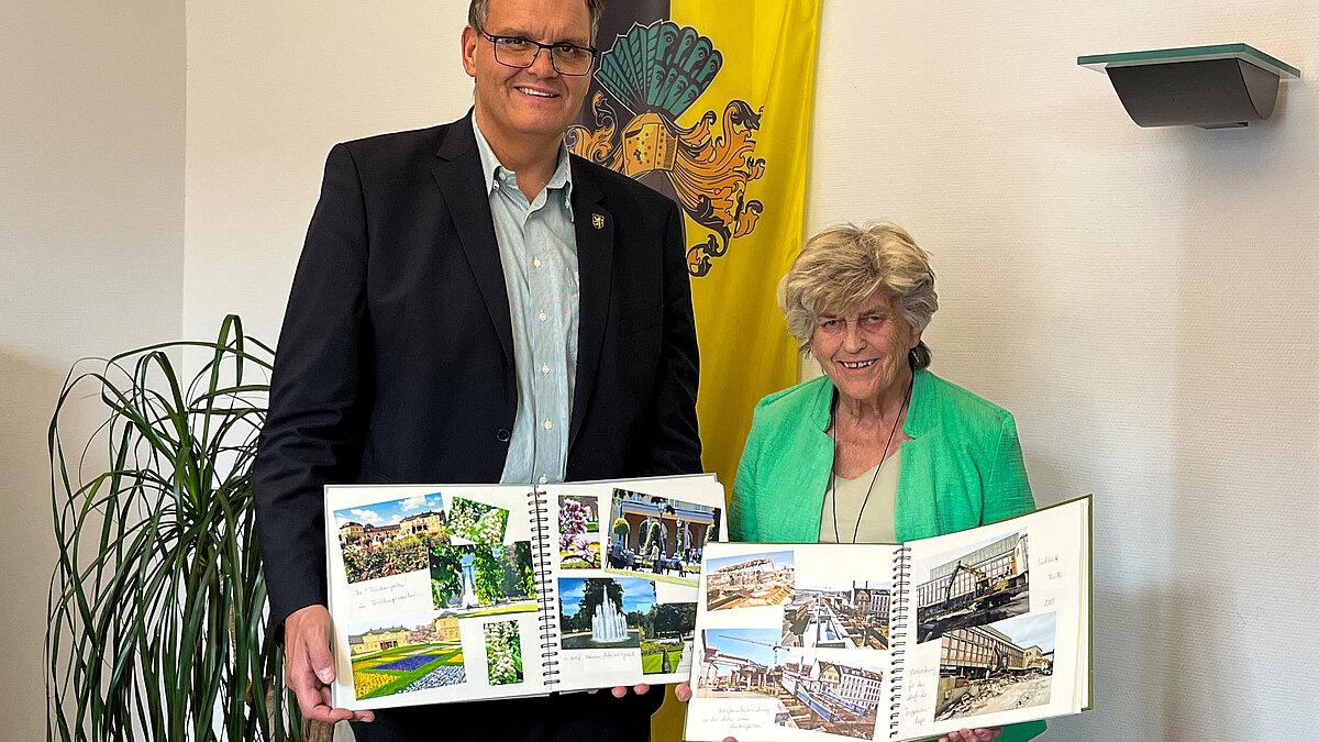 Übergabe besonderer Bildbände an Oberbürgermeister Kurt Dannenberg. © Stadt Gera