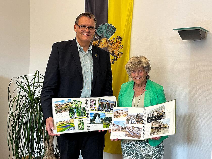 Übergabe besonderer Bildbände an Oberbürgermeister Kurt Dannenberg. © Stadt Gera