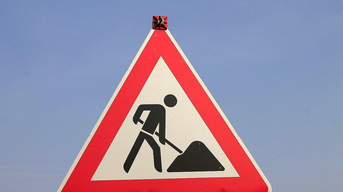 Ein Baustellenstraßenschild vor blauem Himmel. © Pixabay