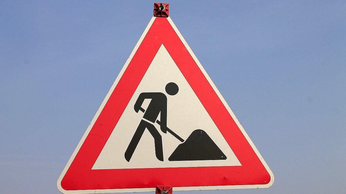Ein Baustellenstraßenschild vor blauem Himmel. © Pixabay