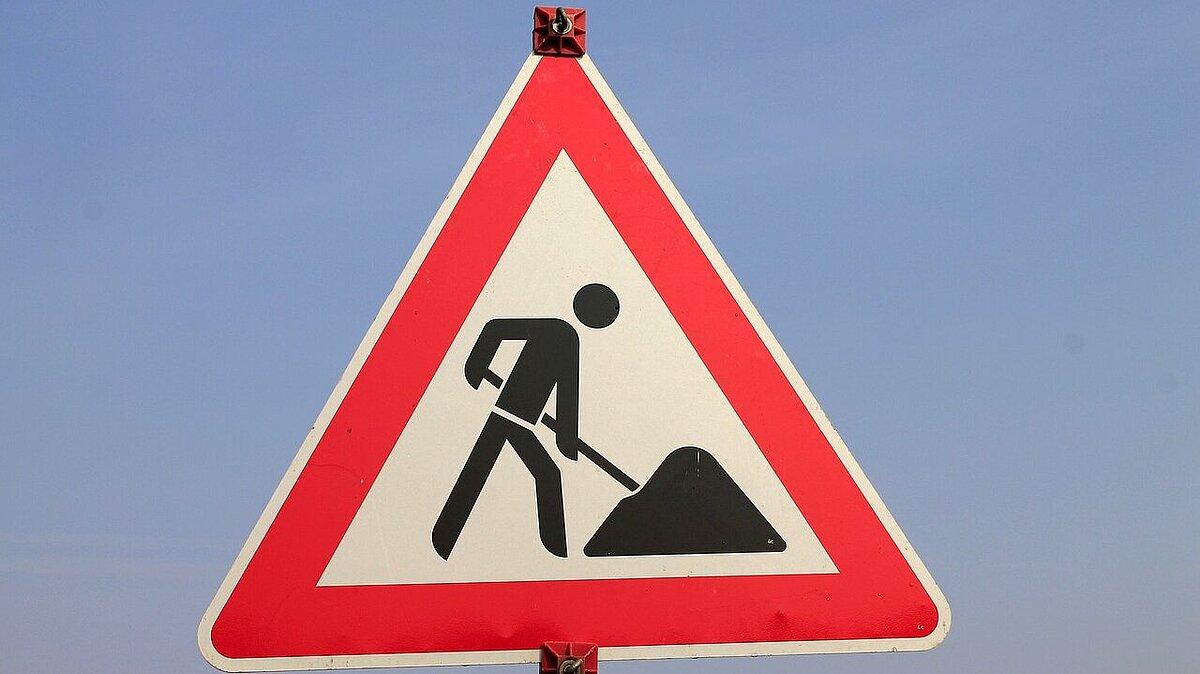 Ein Baustellenstraßenschild vor blauem Himmel. © Pixabay