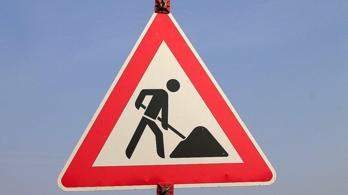 Ein Baustellenstraßenschild vor blauem Himmel. © Pixabay