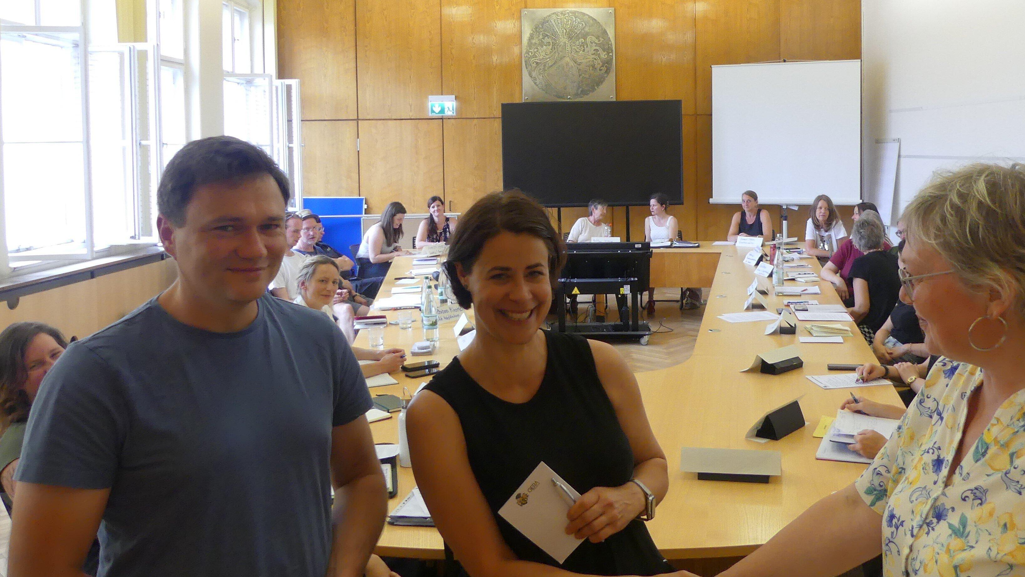 Geras Gleichstellungsbeauftragte Catrin Heinrich (r.). dankt hier Rechtsmediziner Tobias Fischer und Gynäkologin Dr. Barbara Mihatsch (v.l.) für den Austausch zum Thema Spurensicherung bei Gewaltopfern während des jüngsten Treffens des Geraer Netzwerkes gegen häusliche Gewalt. Die Gruppe sieht in der vertraulichen Spurensicherung eine sinnvolle und wichtige Hilfe für Gewaltopfer.. © Stadt Gera