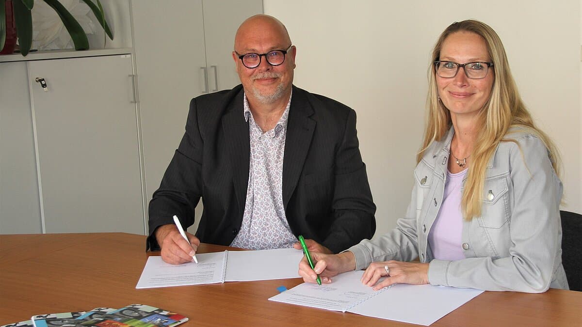 Ralf-Michael Engelhardt, Leiter des AOK PLUS Gesundheitscenters Gera und Sandra Wanzar, Dezernentin für Jugend und Soziales bei der Unterzeichnung der Vertragsverlängerung der Gesundheitspartnerschaft. © Stadt Gera
