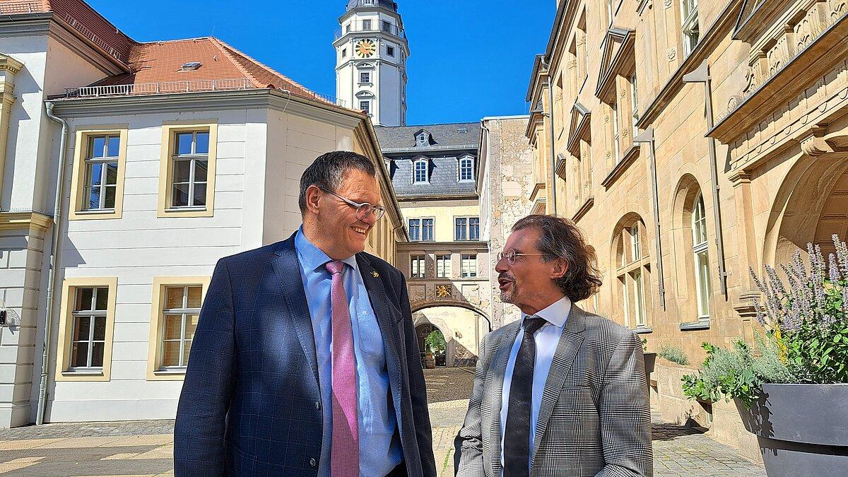 Zwei Menschen stehen vor dem Geraer Rathaus. © Stadt Gera