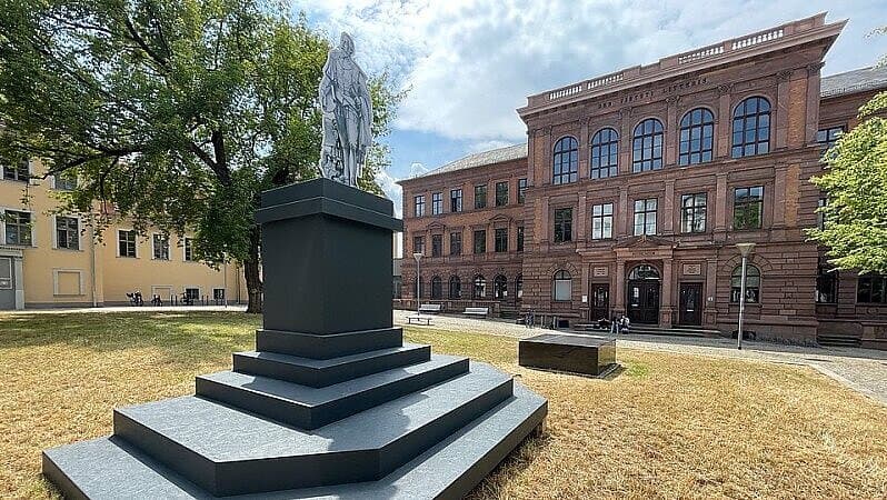 Auf dem Platz vor dem Rutheneum ist ein Sockel mit einer Figur aus Karton zu sehen, welche das zukünftige Denkmal symbolisieren soll.. © Manfred Otto Taubert