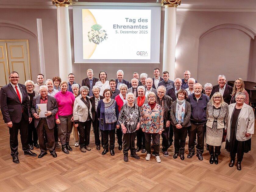41 Menschen, stehen in einer Gruppe zusammen im Rathaussaal. © Marc Rauh