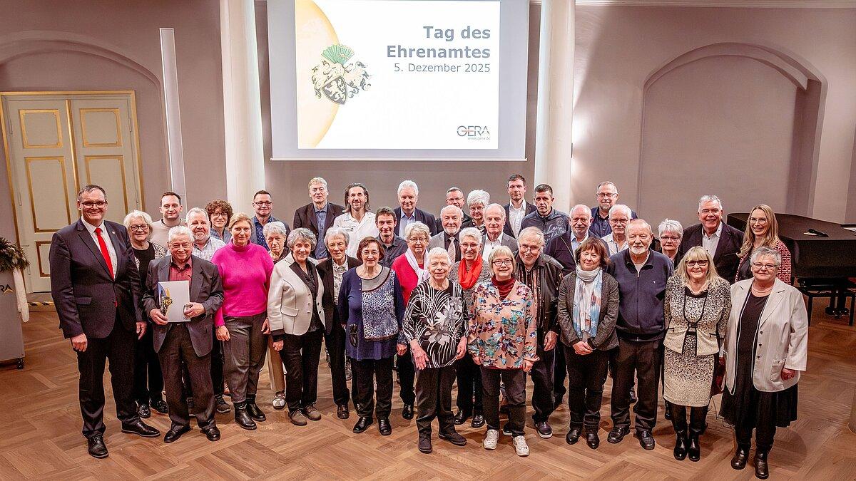 41 Menschen, stehen in einer Gruppe zusammen im Rathaussaal. © Marc Rauh