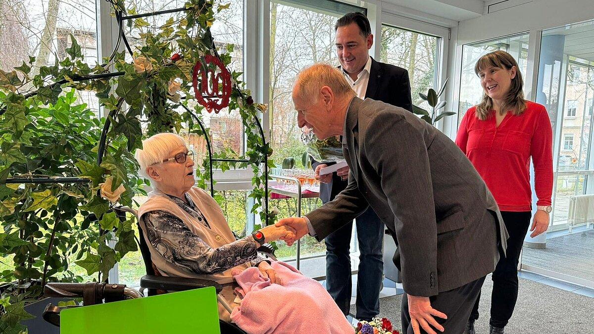 der Oberbürgermeister Julian Vonarb gratuliert Ursula Reske zum 100. Geburtstag