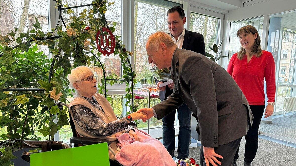 der Oberbürgermeister Julian Vonarb gratuliert Ursula Reske zum 100. Geburtstag. © Stadt Gera