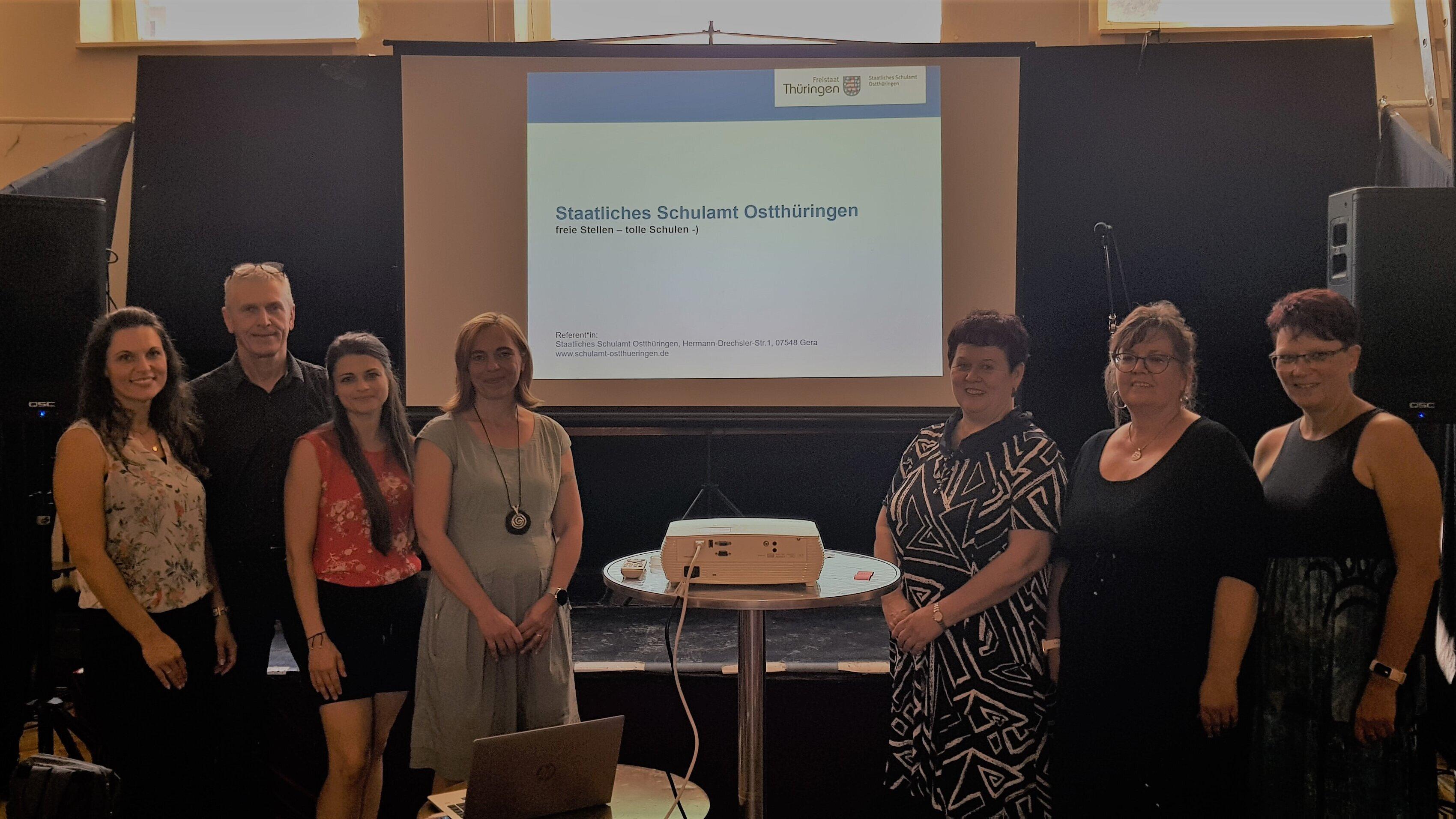 Anna Kirmse und Isabelle Koch vom Staatlichen Studienseminar für Lehrerausbildung mit Cornelia Müller (Schulamt) und Frank Rühling (Stadt Gera) sowie den Schulleiterinnen Carmen Weidhase (Astrid-Lindgren-Grundschule), Heike Schrepel (Pfortener Schule) und Ilka Hoffmann („Tabaluga“-Grundschule und Grundschule „Am Bieblacher Hang“). © Stadt Gera